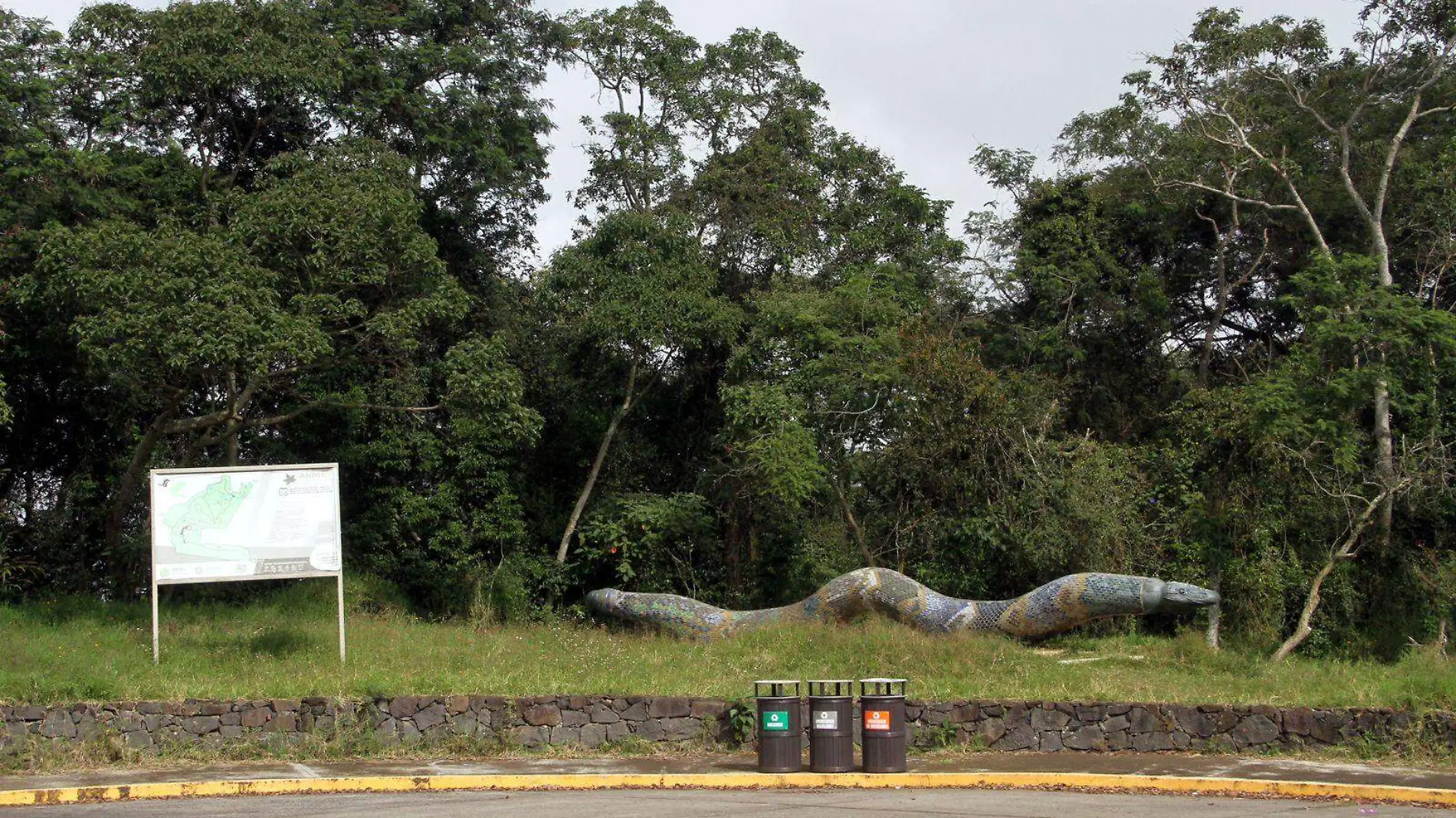 Serpiente Emplumada en la entrada del Parque Natura 